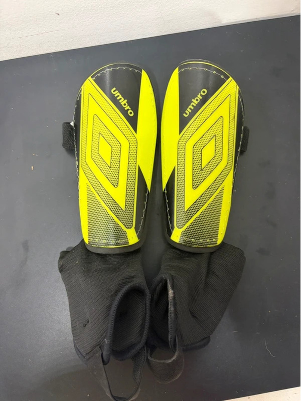 Umbro Stirrup Soccer Shin Guard - Youth Size S